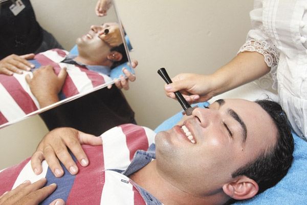  Lucas Roberto de Almeida Botelho é maquiado no dia de seu casamento no Márcio Cabelos e Noivos